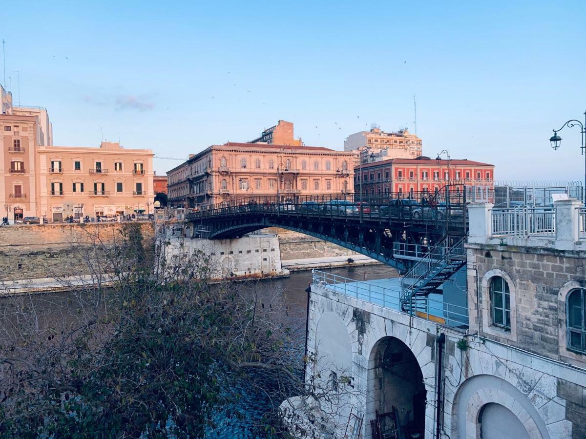 Отель A Due Passi Dal Ponte Таранто Экстерьер фото